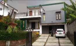 Rumah Dua Lantai dengan Paviliun Sayap Cigadung Dago Bandung