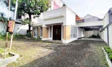 Rumah jl. Bawean Halaman Luas Hadap Utara