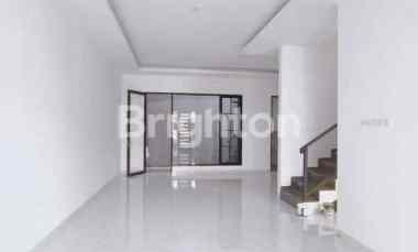 Rumah Klampis Semolo, Row Jalan 3 Mobil