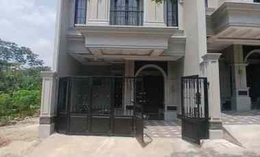 Rumah Klasik 2 Lantai di Kalimulya Depok