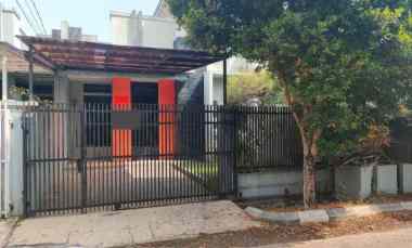 rumah komp bumi sariwangi ada halaman belakang