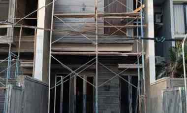 Rumah Kotak Gress di Jln Utama Manyar One Gate Sistem