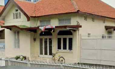 Rumah Kuno jl Nias STRATEGIS, Ada Lahan Parkir