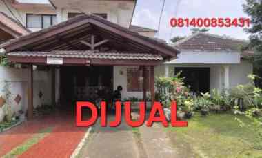 rumah lama dengan halaman depan dan belakang luas