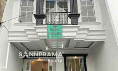 rumah megah klasik di tanah baru depok imelinda