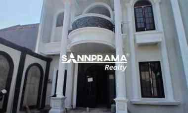 rumah mewah 2 lantai di tanah baru depok ada pool