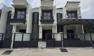 rumah mewah 2 lantai lokasi dekat stasiun depok