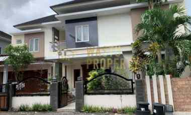 rumah mewah ada kolam renang dekat stadion maguwo