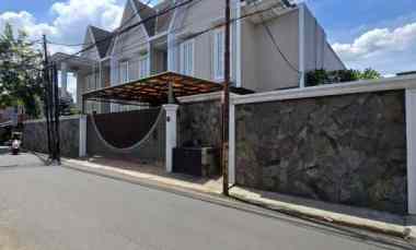 rumah mewah dengan private pool dan lift di condet