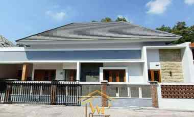 rumah mewah desain minimalis di ngemplak sleman