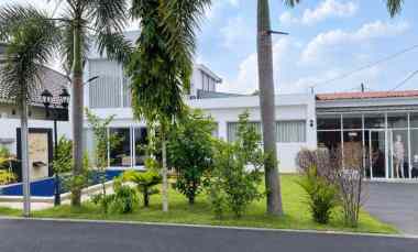 rumah mewah pusat kota subang dengan kolam renang