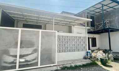 rumah minimalis cantik terawat di kedungkandang malang