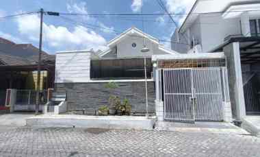 rumah minimalis wiguna 1m an lokasi depan taman