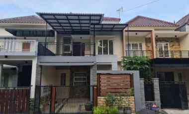 rumah modern 2 lantai plus kolam renang di kota batu