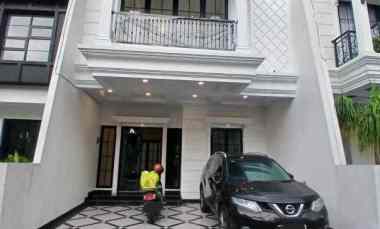 rumah modern 3 lantai rooftop di jakarta selatan