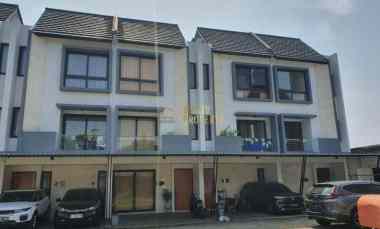 Rumah Modern 3 Lantai, Strategis di Jagakarsa, Jaksel