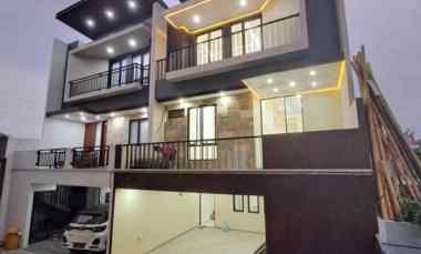 rumah modern kontemporer dalam cluster di jagakarsa