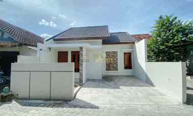 rumah modern strategis 6 menit ke rs hardjolukito