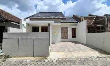 rumah putih minimalis modern dekat sma n 1 banguntapan