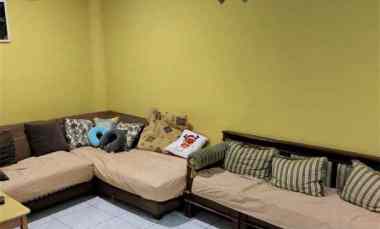 rumah rapi hadap taman di taman surya