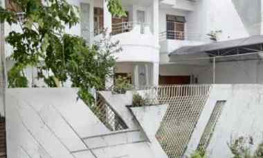 rumah raya manyar jaya strategis