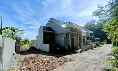 rumah sejuk tenang di moyudan sleman lingkungan asri