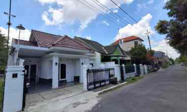 rumah siap huni dengan taman belakang luas di ngemplak