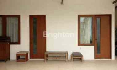 rumah siap huni di nginden timur parkir luas