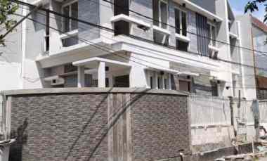 Rumah Tenggilis Model Scandinavian Row Jalan 5 Mobil