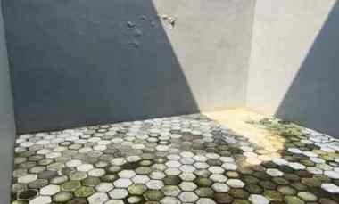 rumah tenggilis strategis carport depan