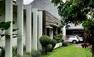 rumah terawat di jalan utama arcamanik endah