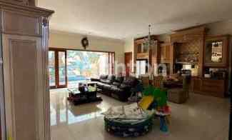 Rumah Terawat Mewah di Margorejo sudah Full Furnish