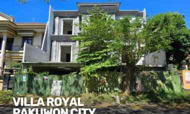 rumah villa royal pakuwon city strategis