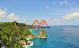 Tanah Pinggir Tebing Pantai Batu Kandik Nusa Penida