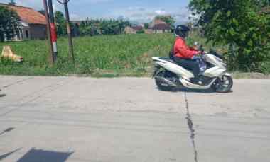 tanah pinggir jalan raya