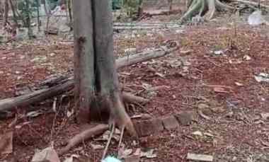 tanah rata dan padat tengah pemukiman