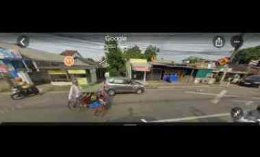 terdapat bangunan dan tempat usaha