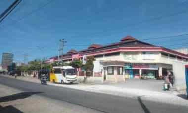 toko dan rumah persis di depan pasar bung karno