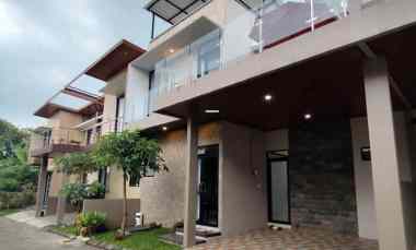 villa 3 lantai kapasitas besar 4 kamar di kota batu