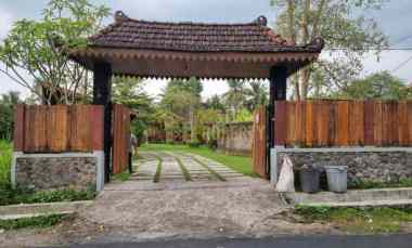 Villa Cantik Tanah Luas Dijual Murah di Pakem